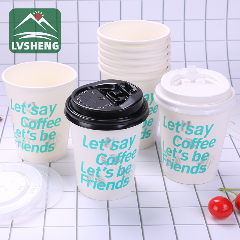 Los materiales utilizados para hacer una taza de café desechable.